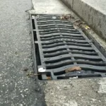 Rejilla de drenaje en la calle de Vitoria-Gasteiz