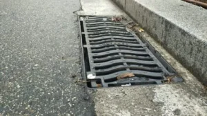 Rejilla de drenaje en la calle de Vitoria-Gasteiz