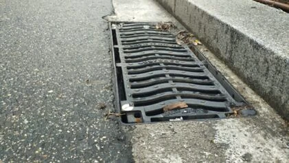 Rejilla de drenaje en la calle de Vitoria-Gasteiz