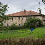 Casa de piedra con jardín en un entorno rural