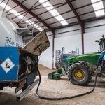 Tractor cargando gasóleo B en un almacén agrícola