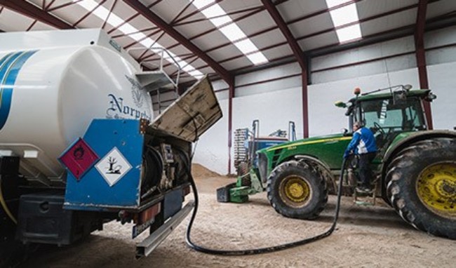 Tractor cargando gasóleo B en un almacén agrícola
