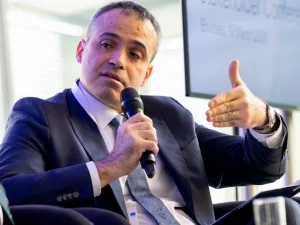 Hombre hablando con micrófono en un evento sobre hidrógeno