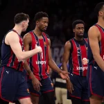 Jugadores del Baskonia en el Buesa Arena durante un partido