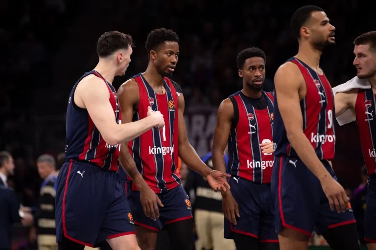 Jugadores del Baskonia en el Buesa Arena durante un partido