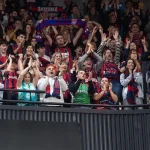 Aficionados del Baskonia animando en un partido de baloncesto.
