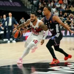 Jugadores de baloncesto en acción durante un partido