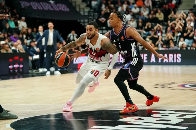 Jugadores de baloncesto en acción durante un partido