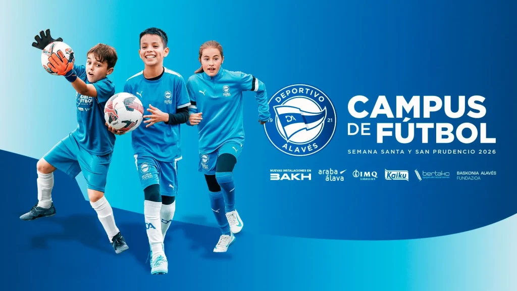 Niños jugando al fútbol en el Campus de Verano del Deportivo Alavés.