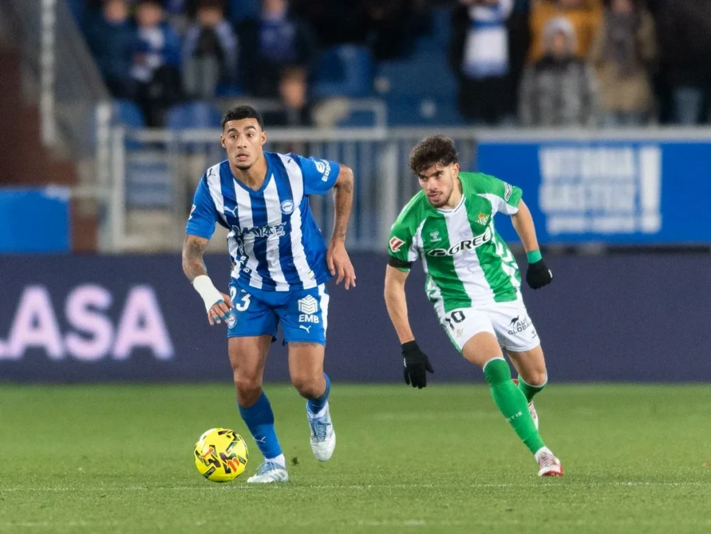 Carlos Protesoni corriendo con el balón en un partido de fútbol