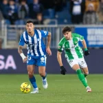 Carlos Protesoni corriendo con el balón en un partido de fútbol