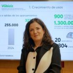 Mujer frente a pantalla con datos sobre aparcabicis en Vitoria-Gasteiz.