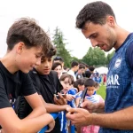 Jugador del Deportivo Alavés firma autógrafos a jóvenes aficionados
