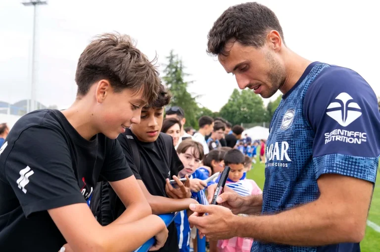 Jugador del Deportivo Alavés firma autógrafos a jóvenes aficionados