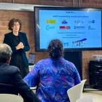 Elena Pérez Barredo presenta en un evento sobre economía social en Barcelona.