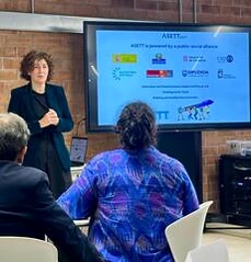 Elena Pérez Barredo presenta en un evento sobre economía social en Barcelona.