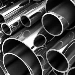 Tuberías de acero inoxidable apiladas en diferentes tamaños.