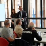 Persona hablando en un evento con público en Vitoria-Gasteiz