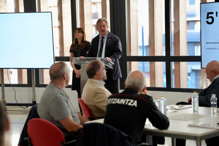 Persona hablando en un evento con público en Vitoria-Gasteiz