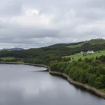 Paisaje natural de Euskadi con lago y montañas al fondo