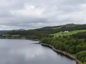 Paisaje natural de Euskadi con lago y montañas al fondo