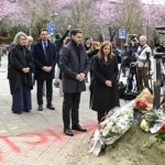 Ofrenda floral en conmemoración del 50 aniversario de la masacre del 3 de marzo.