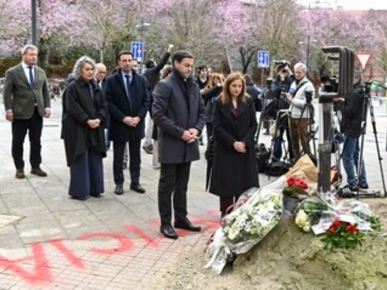 Ofrenda floral en conmemoración del 50 aniversario de la masacre del 3 de marzo.