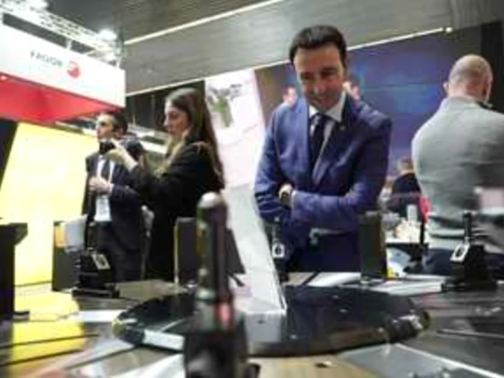 Hombres y mujeres en un evento de maquinaria industrial