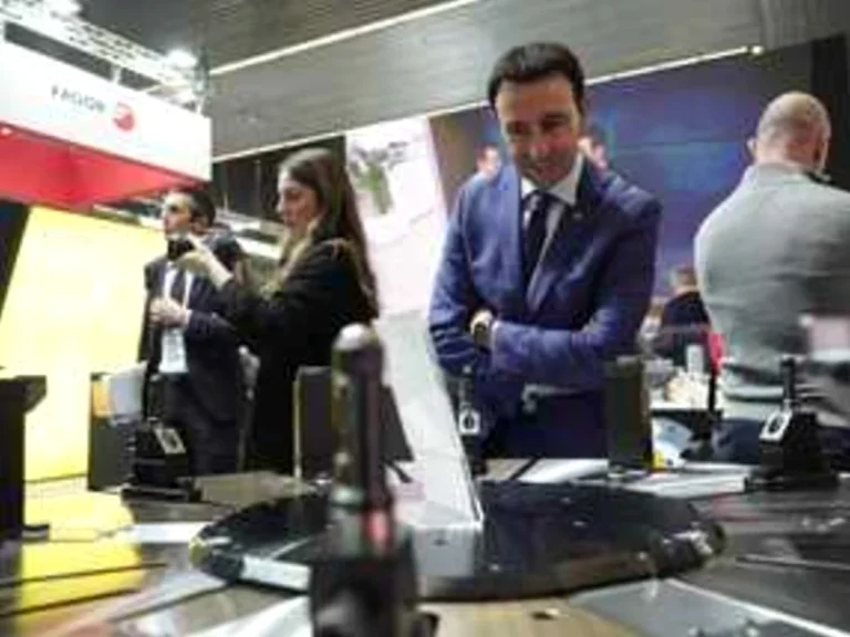 Hombres y mujeres en un evento de maquinaria industrial