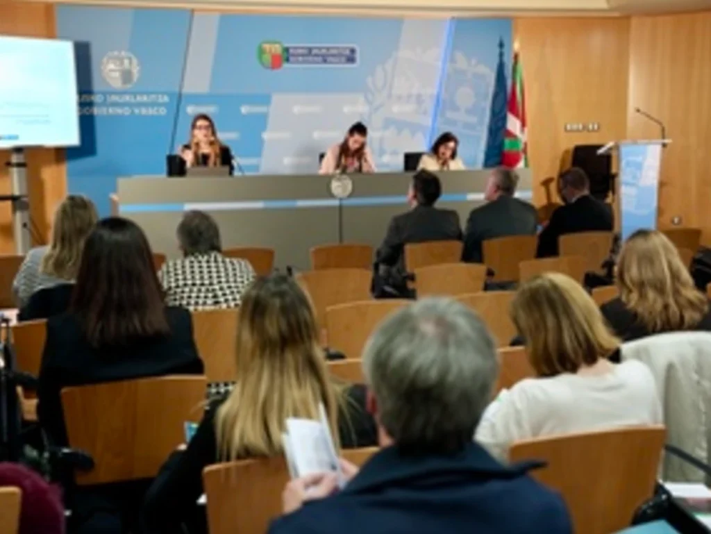 Mesa de conferencias con ponentes y público en Euskadi