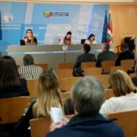 Mesa de conferencias con ponentes y público en Euskadi