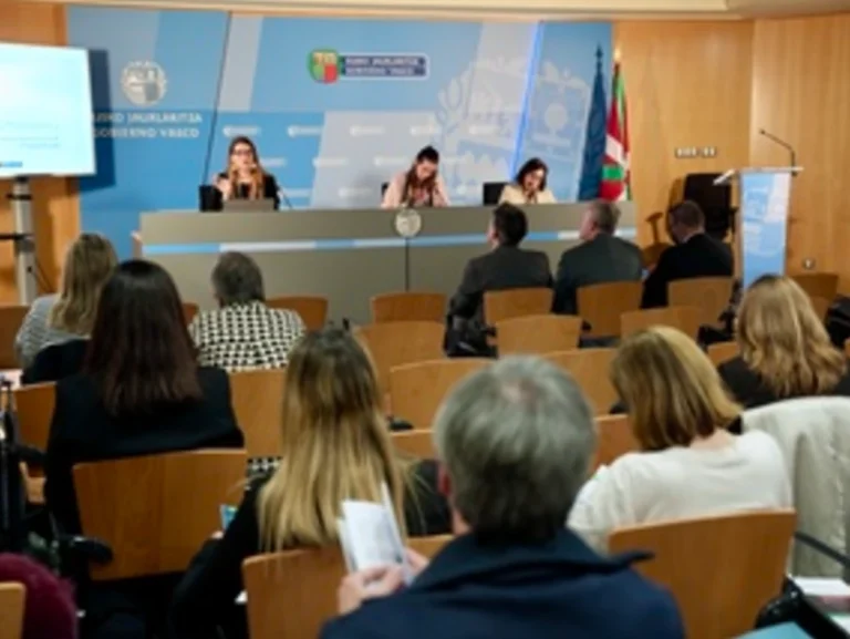 Mesa de conferencias con ponentes y público en Euskadi