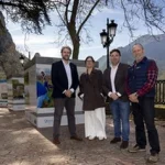 Cuatro personas posan frente a una exposición al aire libre en Sobrón.