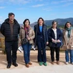 Grupo de personas en un mirador junto al embalse en Araba.