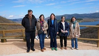 Grupo de personas en un mirador junto al embalse en Araba.