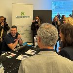 Grupo de personas en un evento de empleo en Euskadi