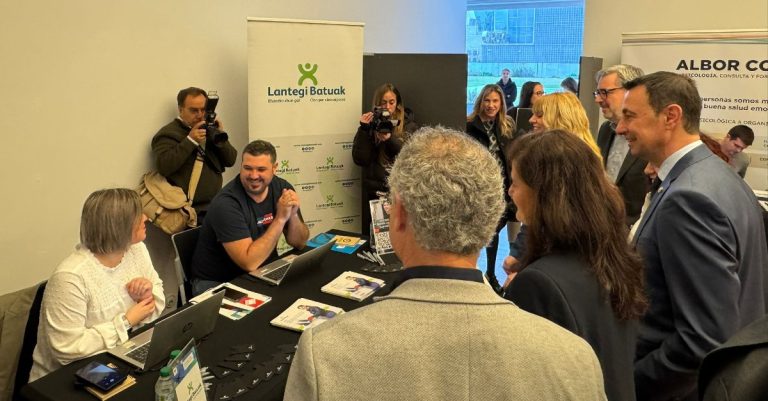 Grupo de personas en un evento de empleo en Euskadi