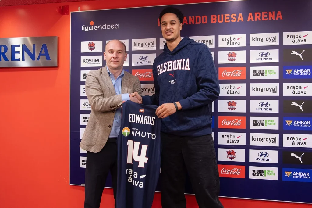 Jesse Edwards presenta su camiseta con el Kosner Baskonia