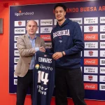 Jesse Edwards presenta su camiseta con el Kosner Baskonia