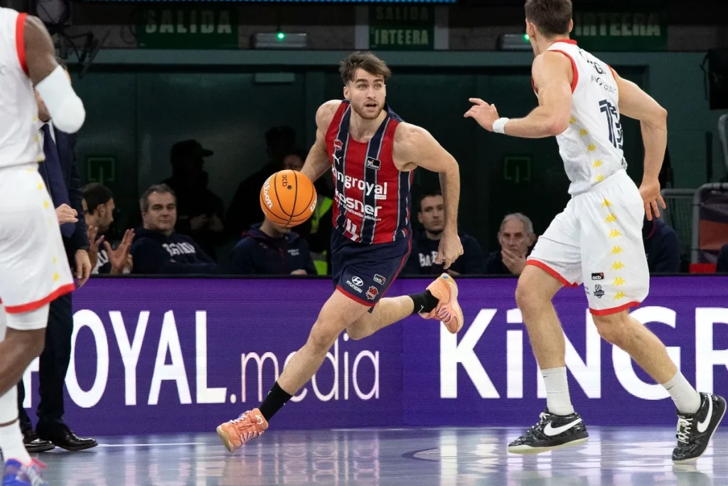 Jugador de Kosner Baskonia driblando con balón en la cancha