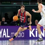 Jugador de Kosner Baskonia driblando con balón en la cancha