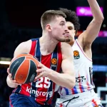 Jugador de Kosner Baskonia en acción durante un partido de baloncesto.