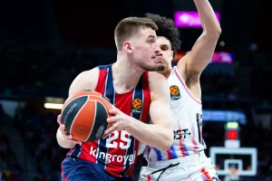 Jugador de Kosner Baskonia en acción durante un partido de baloncesto.