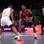 Jugador de Kosner Baskonia driblando ante un oponente en la cancha