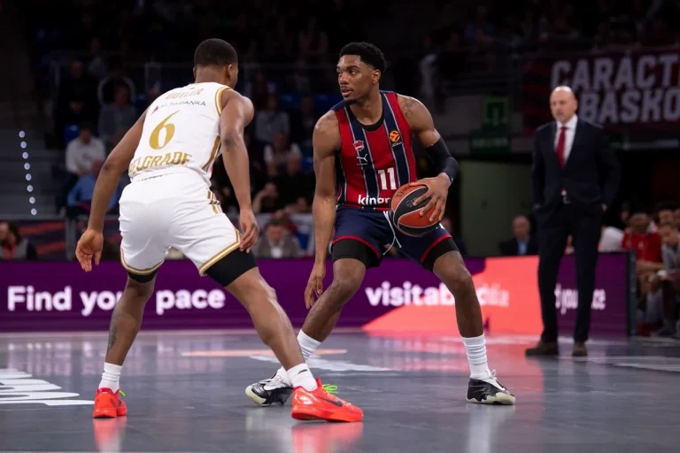 Jugador de Kosner Baskonia driblando ante un oponente en la cancha