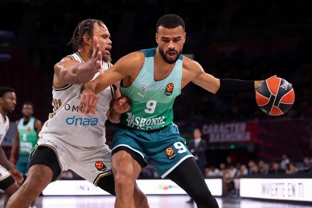 Jugadores de baloncesto compitiendo en un partido intenso.