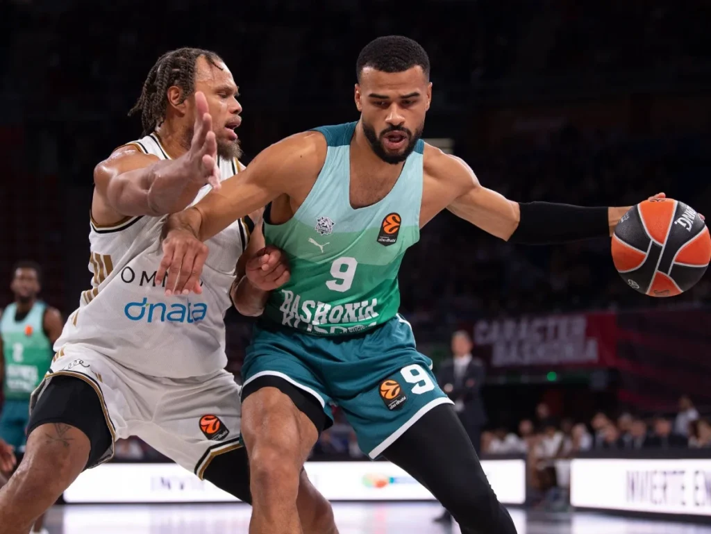 Jugadores de baloncesto compiten en un partido de EuroLeague.