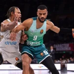 Jugadores de baloncesto compiten en un partido de EuroLeague.