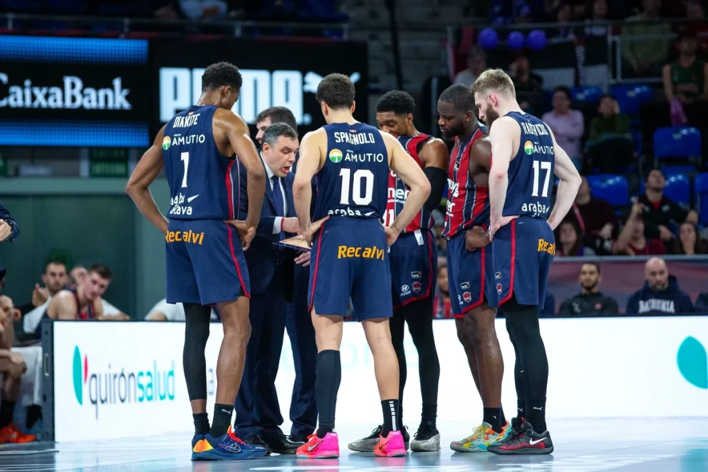 Jugadores de Kosner Baskonia en un tiempo muerto durante un partido.