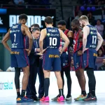 Jugadores de Kosner Baskonia en un tiempo muerto durante un partido.